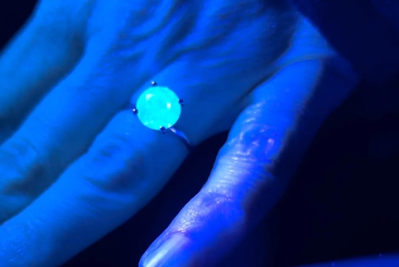 Observe Fluorescence and Features Jewelry