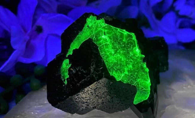 UV light is the most critical factor for mineral detection